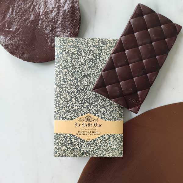 Tablette de chocolat noir praliné chez votre chocolatier artisanal