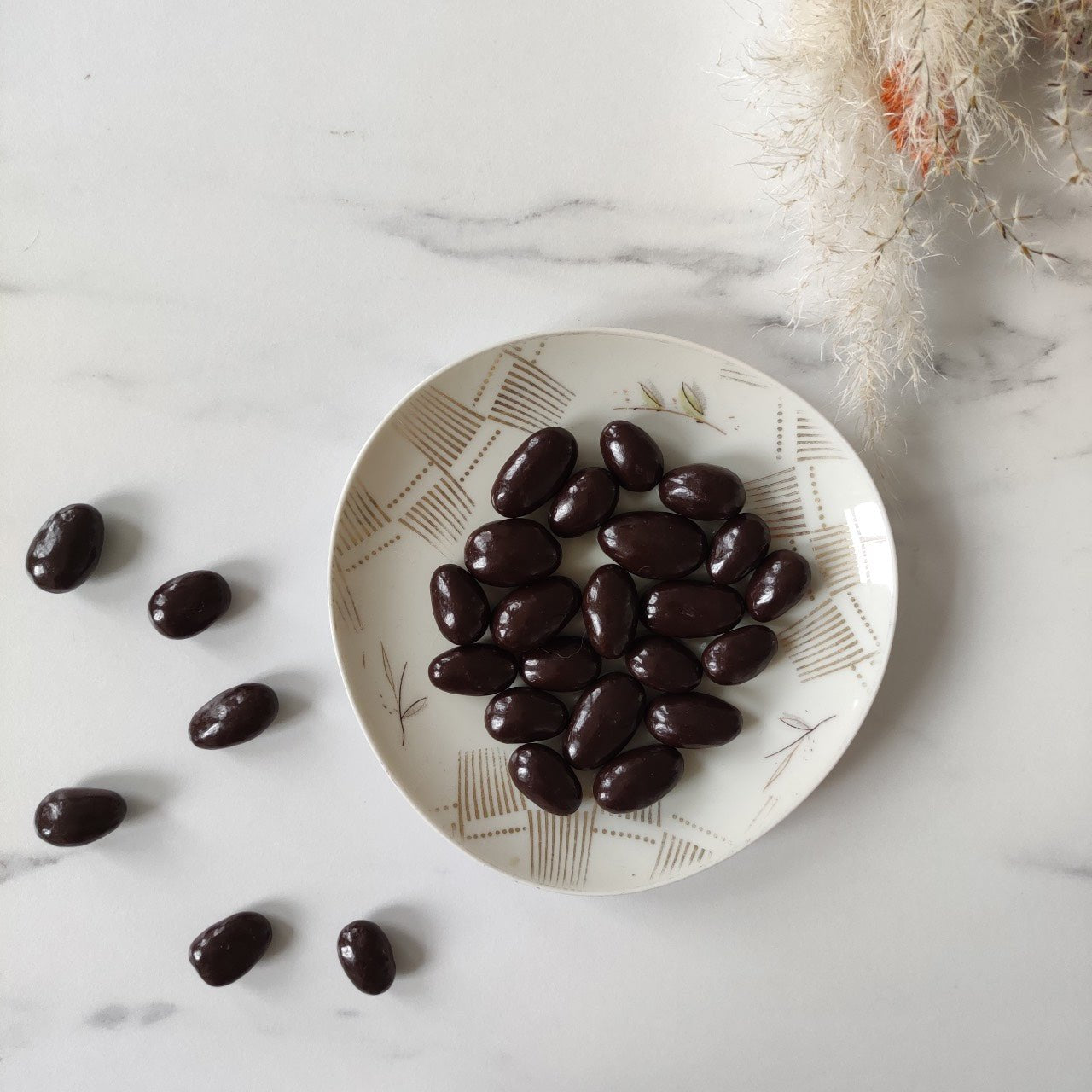 Gourmands bonbons au chocolat contenant une amande croquante, finement sélectionnée. Des bonbons au chocolat qui vous feront fondre de plaisir avec leur enrobage au chocolat noir. 