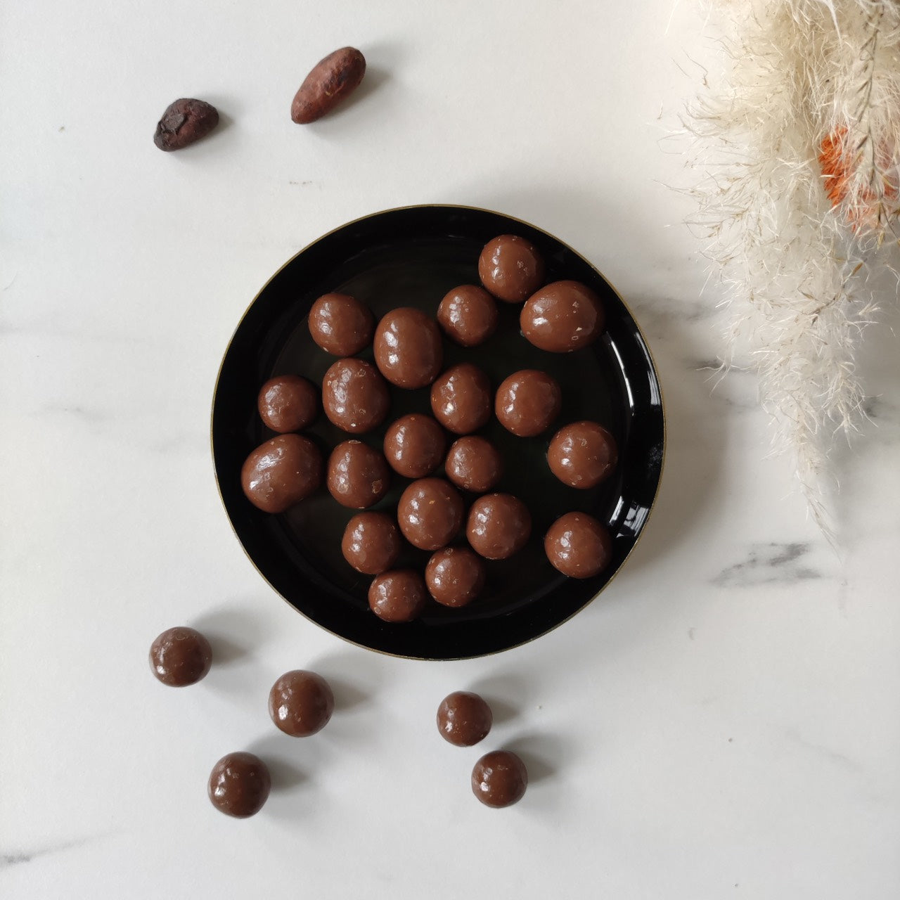 bonbons chocolat parfait pour votre pause café. Des noisettes croquantes françaises enrobées de chocolat au lait. Le chocolat idéal pour les amateurs de noisette.