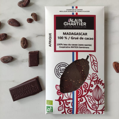 Tablette de chocolat noir artisanal fabriquée par le Meilleur Ouvrier de France et Champion du Monde Alain Chartier. Un chocolat noir d'exception réalisé avec des fèves de cacao de Madagascar, dans les ateliers de cet artisan chocolatier en Bretagne. 