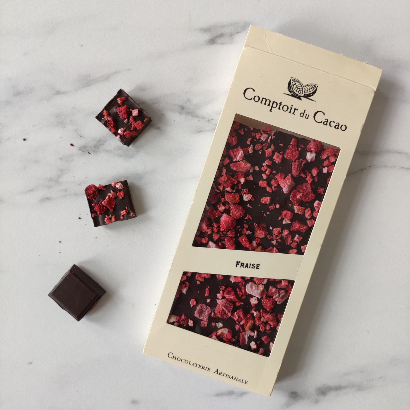 Goût intense Tablette gourmande Chocolat noir fraise Comptoir du Cacao Chocolat artisanal Chocolat noir 72% Pur beurre de cacao Saveurs intenses Ingrédients de qualité Fraises séchées Authenticité Chocolaterie française Expérience gustative Plaisir gourmand Éthique chocolatée Fins connaisseurs Texture onctueuse Saveurs naturelles Lécithine de soja Sans conservateurs Cadeau gourmet Packaging élégant