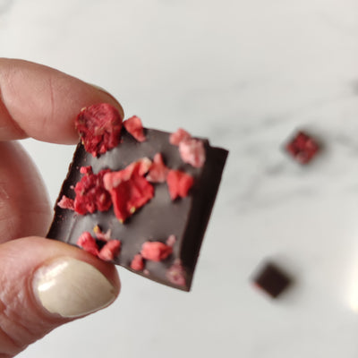 Goût intense Tablette gourmande Chocolat noir fraise Comptoir du Cacao Chocolat artisanal Chocolat noir 72% Pur beurre de cacao Saveurs intenses Ingrédients de qualité Fraises séchées Authenticité Chocolaterie française Expérience gustative Plaisir gourmand Éthique chocolatée Fins connaisseurs Texture onctueuse Saveurs naturelles Lécithine de soja Sans conservateurs Cadeau gourmet Packaging élégant