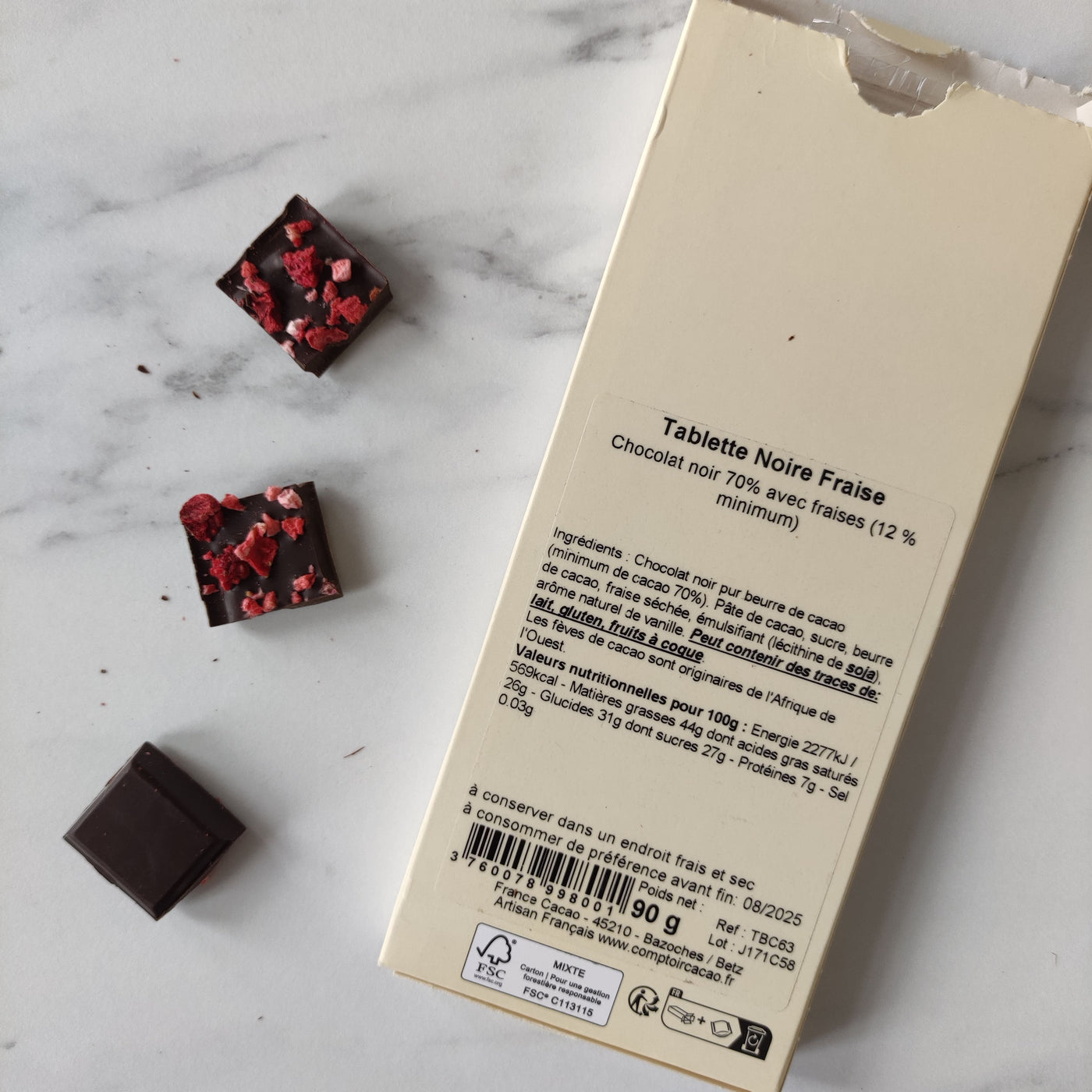 Goût intense Tablette gourmande Chocolat noir fraise Comptoir du Cacao Chocolat artisanal Chocolat noir 72% Pur beurre de cacao Saveurs intenses Ingrédients de qualité Fraises séchées Authenticité Chocolaterie française Expérience gustative Plaisir gourmand Éthique chocolatée Fins connaisseurs Texture onctueuse Saveurs naturelles Lécithine de soja Sans conservateurs Cadeau gourmet Packaging élégant